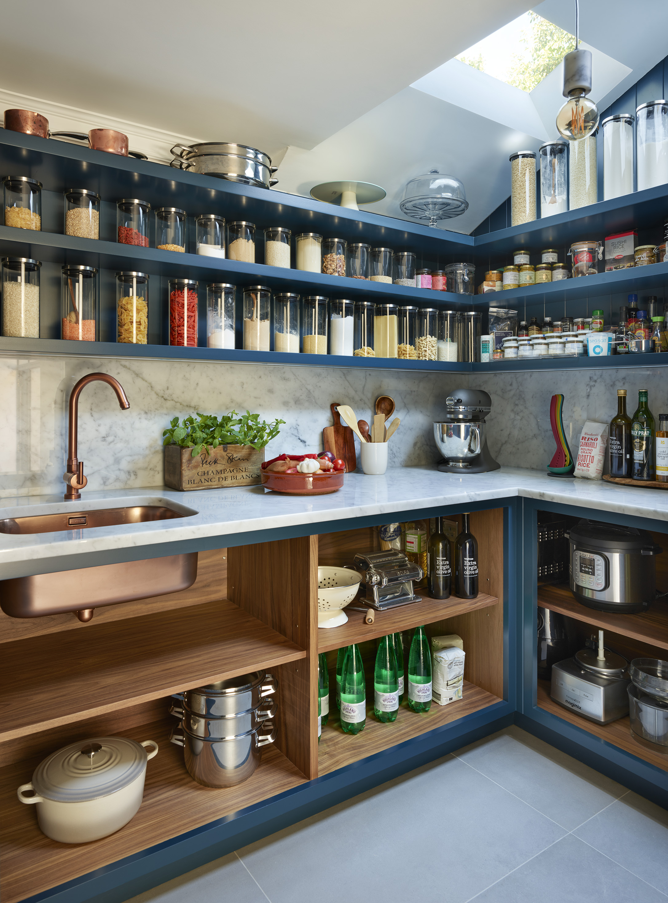 DC4003-033 walk in larder with luxury kitchen storage