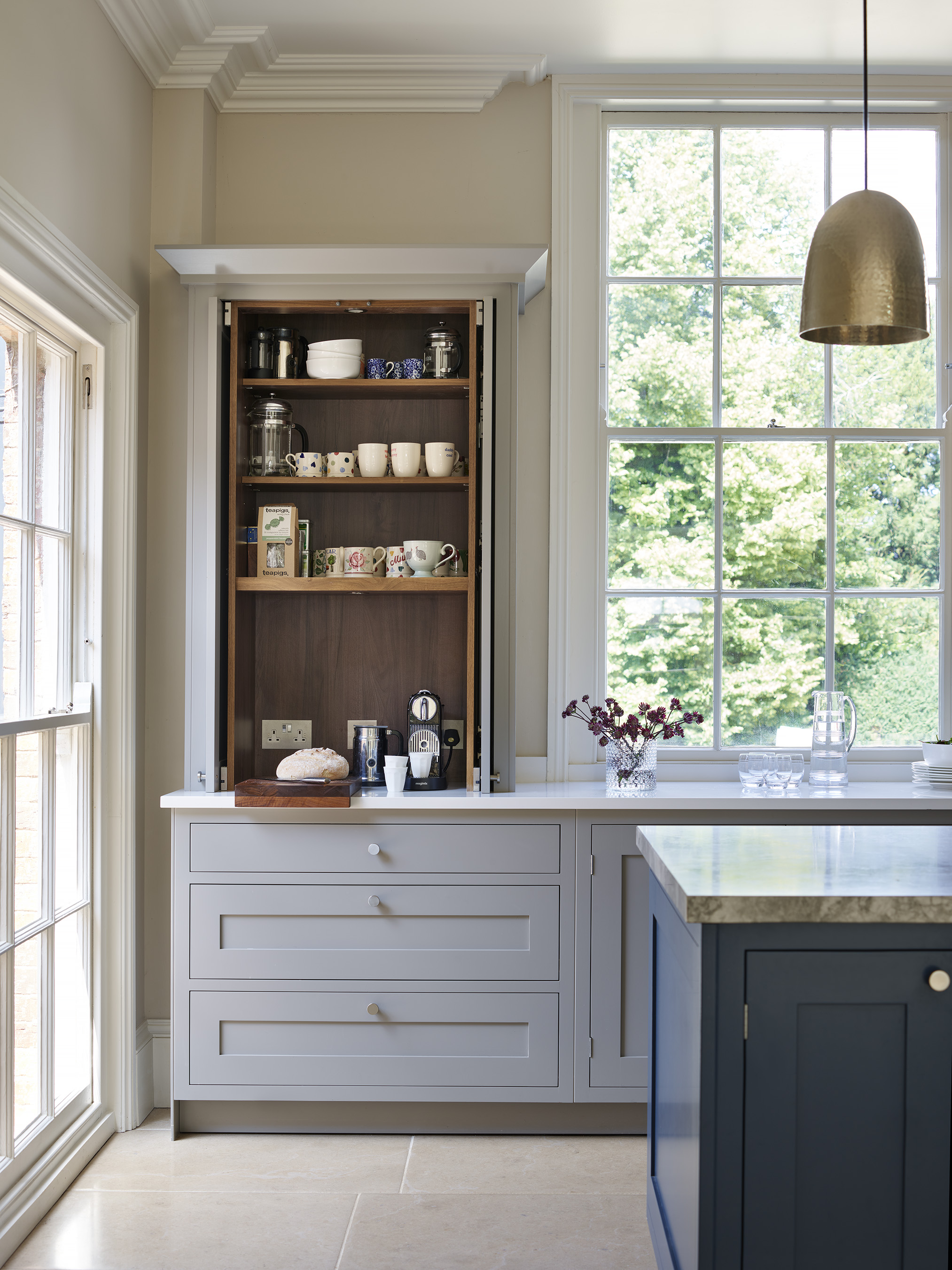 DC4135-014 kitchen cupboards with drawers and bespoke kitchen island