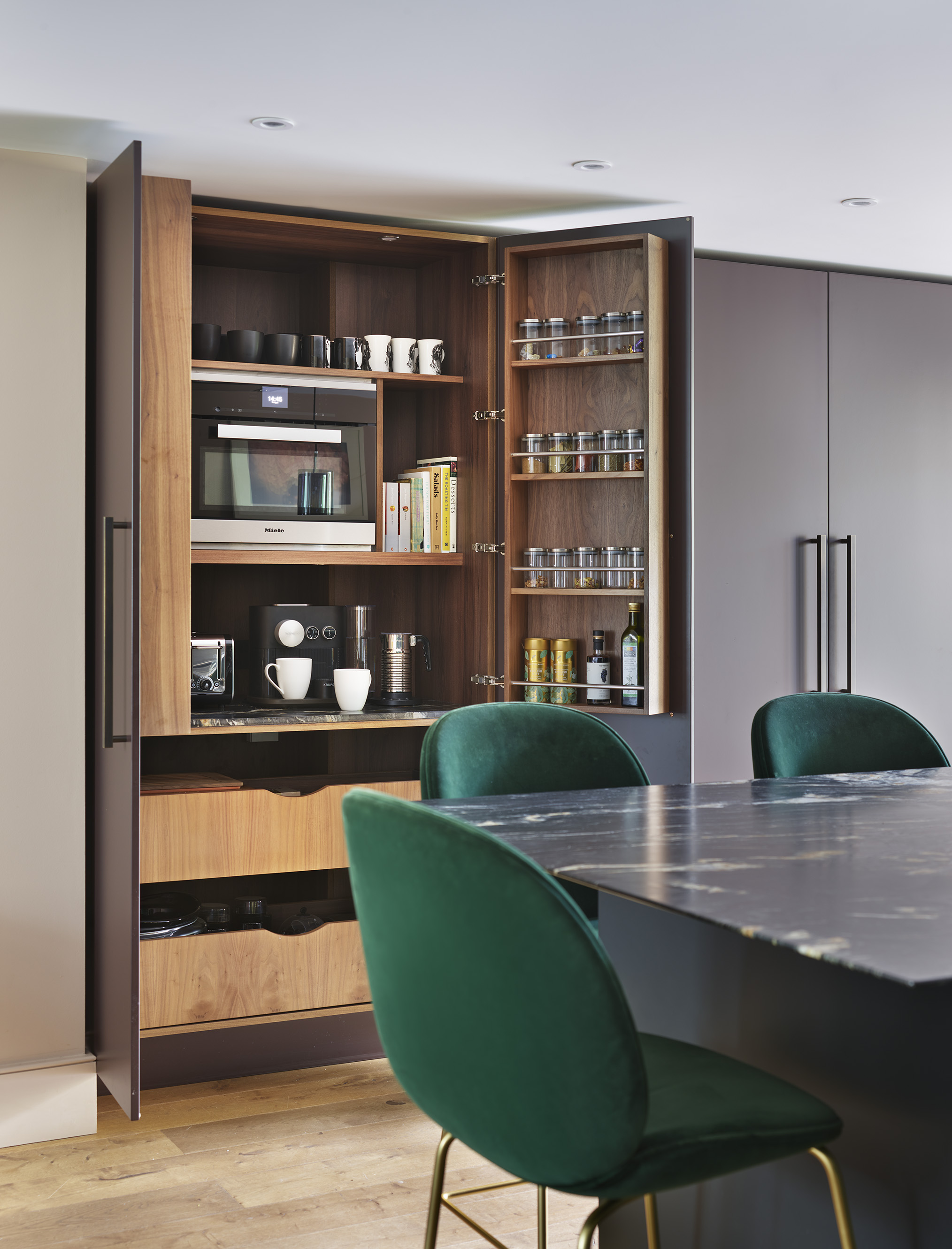 DC4136-012 kitchen islands by roundhouse with marble work surface