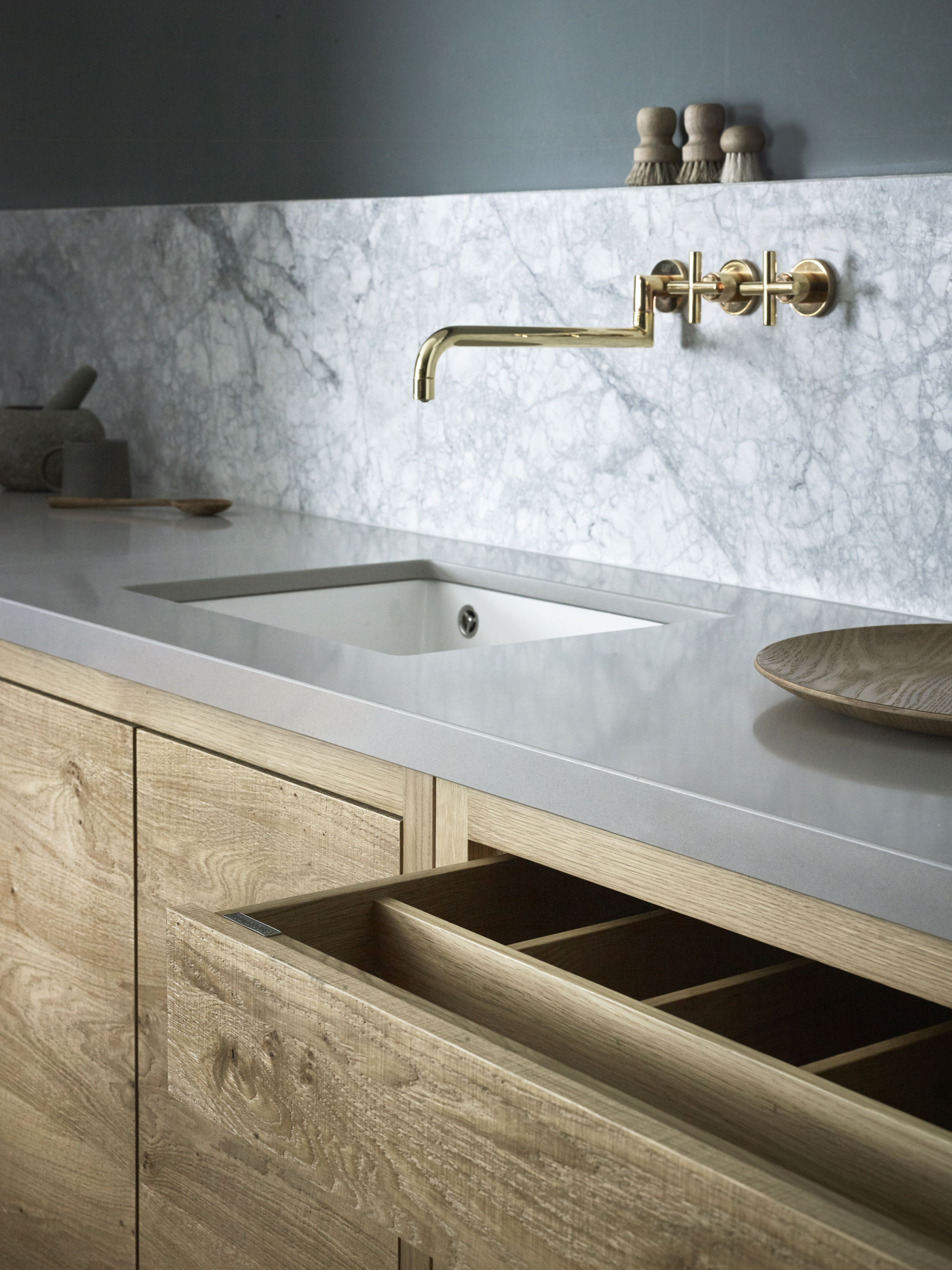 Roundhouse design porcelain sink, wall mounted taps rose gold