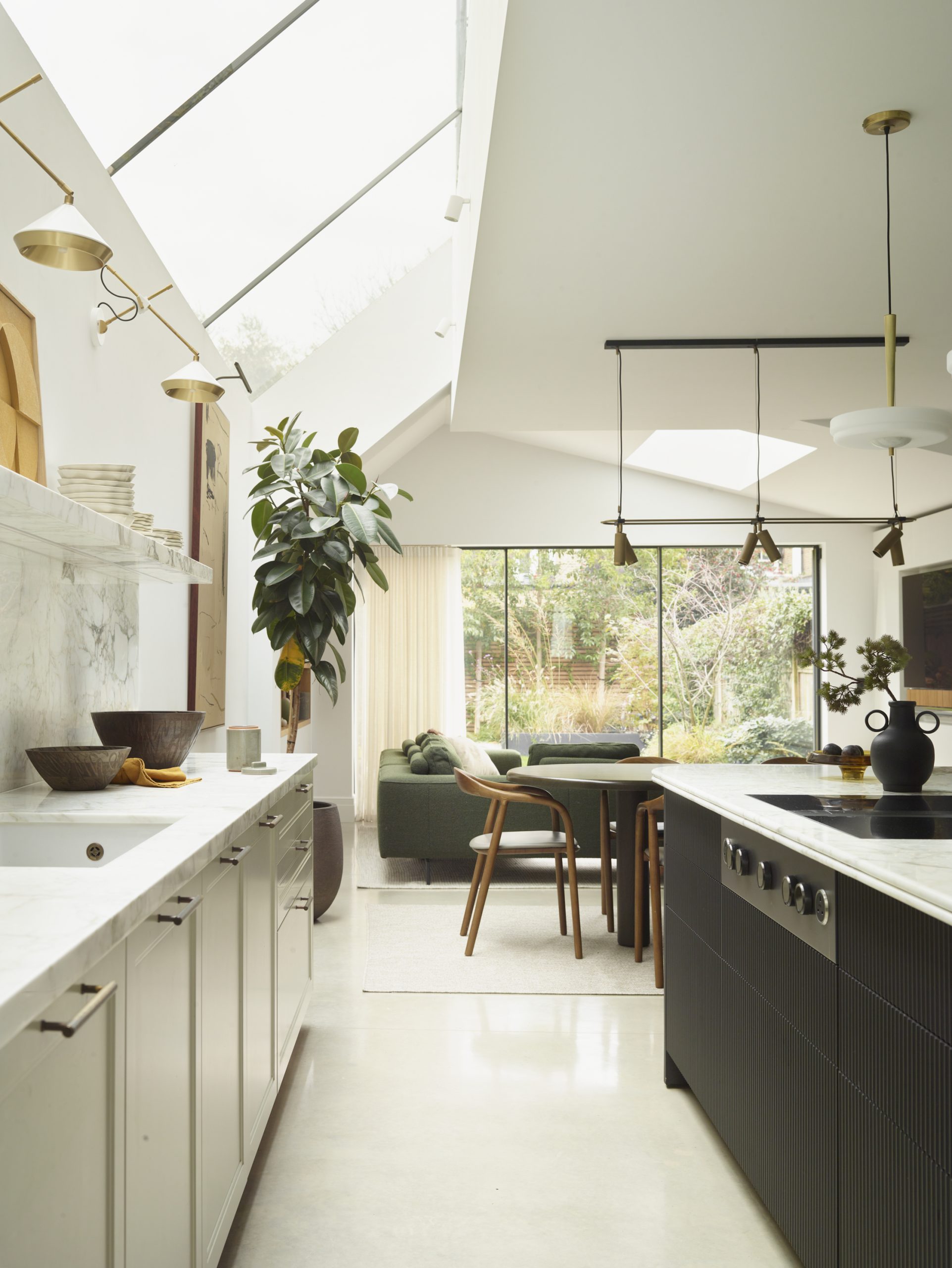 Soft kitchen with natural materials and seamless flow between the kitchen, dining and living spaces, designed around everyday family living and open-plan interiors.