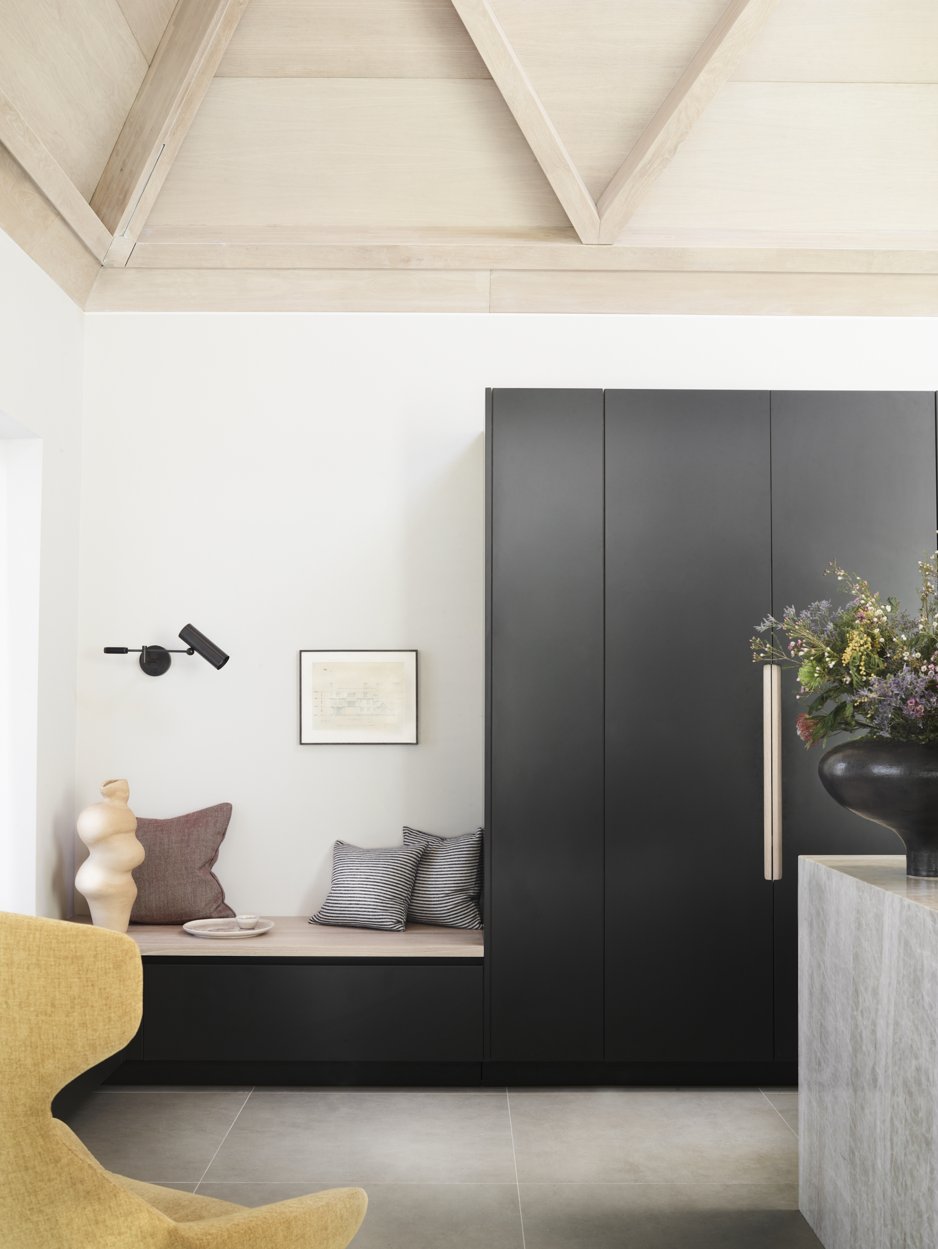 Luxury kitchen with bespoke banquette seating and concealed storage, demonstrating how kitchen seating ideas can enhance comfort, functionality and everyday living.