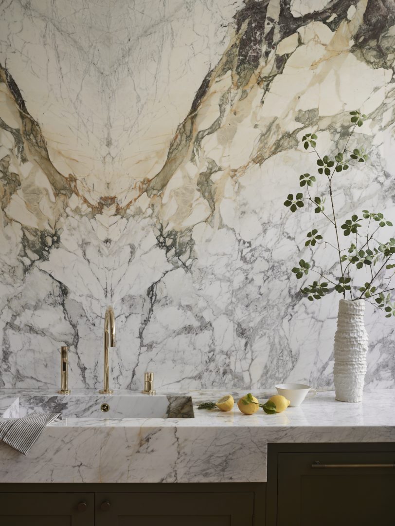 Bespoke kitchen with a marble-effect porcelain worktop, splashback and integrated sink